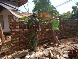 Babinsa Bantu Warga Bangun Pagar Rumah di Desa Basoka