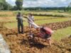 Siapkan Lahan Tanam Jagung Hibrida, Babinsa Turut Membantu Proses Pembajakan