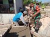 Babinsa Bersama Warga Gotong Royong Bangun Penutup Drainase