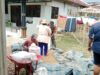 Babinsa Bantu Warga Dusun Tonggal Jemur Padi Usai Panen Raya