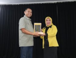 Dandim Serahkan Plakat Keris di Momen Pisah Sambut Kepala LPP RRI Sumenep