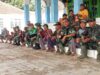 TNI dan Warga Karang Nangka Kompak Bersihkan Masjid