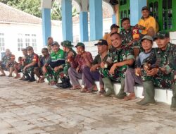 TNI dan Warga Karang Nangka Kompak Bersihkan Masjid
