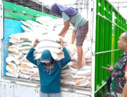 Babinsa Kawal Penyaluran 3,76 Ton Beras Bantuan Pangan di Batuan Sumenep