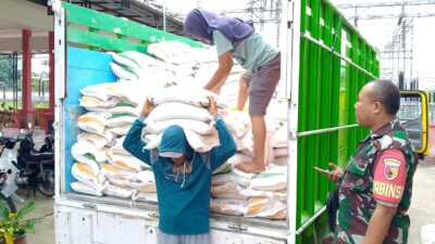 Babinsa Kawal Penyaluran 3,76 Ton Beras Bantuan Pangan di Batuan Sumenep