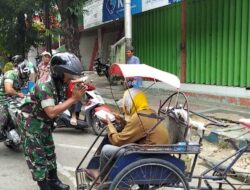 Aksi Jumat Berkah, Babinsa Kota Berbagi Nasi Kotak Gratis