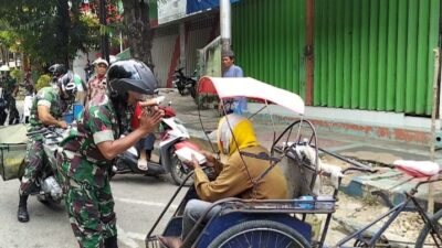 Aksi Jumat Berkah, Babinsa Kota Berbagi Nasi Kotak Gratis