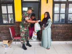 Babinsa Kawal Penyaluran 83,5 Ton Beras Bantuan di Pasongsongan