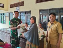 Babinsa Koramil 01/Kota Dampingi Penyaluran Bantuan Beras di Desa Bangselok