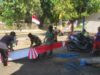 Babinsa Saronggi dan Warga Kompak Pasang Umbul-Umbul Sambut HUT RI ke-80