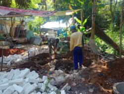Babinsa Koramil Kota Bantu Pembuatan Jamban Sehat di Desa Kacongan