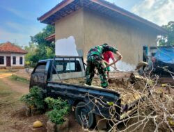 Babinsa Bantu Warga Turunkan Material Pasir untuk Pembangunan Jambanisasi