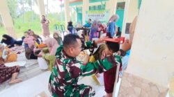 Babinsa Dasuk Dampingi Vaksinasi Campak di Posyandu Desa Semaan