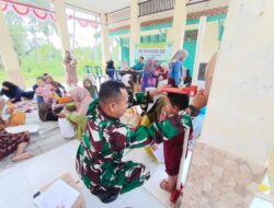 Babinsa Dasuk Dampingi Vaksinasi Campak di Posyandu Desa Semaan