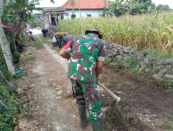 HUT ke-80 TNI, Babinsa dan Warga Batu Putih Kompak Benahi Jalan Desa