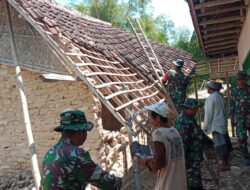 Pasca Gempa Sapudi: Babinsa dan Warga Bersatu Bersihkan Puing Rumah yang Rusak