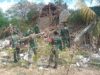 Babinsa dan Warga Gotong Royong Bersihkan Puing Rumah Roboh Akibat Gempa di Sapudi