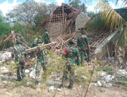 Babinsa dan Warga Gotong Royong Bersihkan Puing Rumah Roboh Akibat Gempa di Sapudi