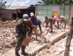 Babinsa dan Warga Bersihkan Sisa Batu Koral Rumah Warga Jambuir Timur Pasca Gempa