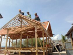 Babinsa Turun Tangan Bantu Warga Bangun Rumah Panggung di Pulau Sapeken