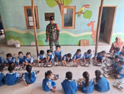 MBG Sumenep Berlanjut di Dasuk, Babinsa Pastikan Distribusi Tertib dan Higienis