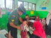 Babinsa Rubaru Dampingi Siswa SDN Mandala 1 Jalani Suntikan Anti-Tetanus