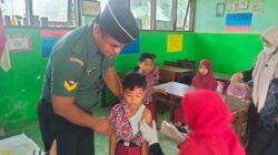 Babinsa Rubaru Dampingi Siswa SDN Mandala 1 Jalani Suntikan Anti-Tetanus