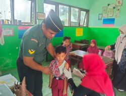 Babinsa Rubaru Dampingi Siswa SDN Mandala 1 Jalani Suntikan Anti-Tetanus