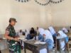 Babinsa Manding Setia Mengawal Makan Bergizi Anak Sekolah