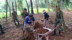 Satgas TMMD 127 Kodim Sumenep Lakukan Pengurukan Lantai Masjid