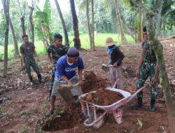 Satgas TMMD 127 Kodim Sumenep Lakukan Pengurukan Lantai Masjid