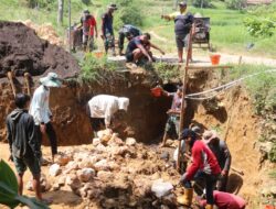 TMMD 127 Sumenep Bangun Pondasi TPT, Jawab Keluhan Warga