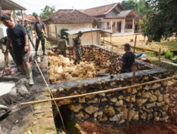 Uruk Pondasi MWK, Satgas TMMD Pastikan Bangunan Kokoh