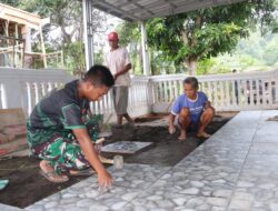 Kebersamaan Satgas TMMD dan Warga Menghampar Keramik Teras Masjid