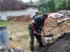 Babinsa Gapura Bantu Pengecoran Pondasi Rumah Warga