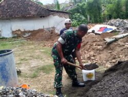 Babinsa Gapura Bantu Pengecoran Pondasi Rumah Warga