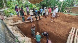 Gotong Royong Babinsa dan Warga Percepat Pondasi Jembatan Gantung di Ambunten