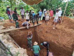 Gotong Royong Babinsa dan Warga Percepat Pondasi Jembatan Gantung di Ambunten