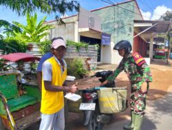 Babinsa Koramil Kota Sumenep Rutin Tebar Jumat Berkah untuk Warga