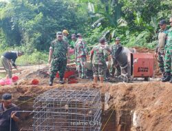 Dandim Sumenep Kawal Pengecoran Pondasi Jembatan Perintis Garuda di Ambunten