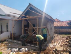 Babinsa Pasongsongan Bantu Pembangunan RTLH, Teras dan Atap Rumah Mulai Dikerjakan
