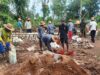 Babinsa Ambunten Bantu Bangun Rumah Ma’atun Penuh Semangat Gotong Royong
