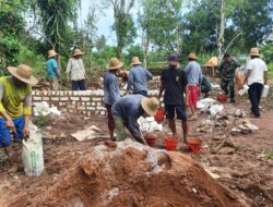 Babinsa Ambunten Bantu Bangun Rumah Ma’atun Penuh Semangat Gotong Royong