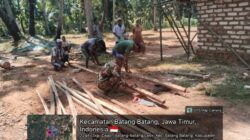 Babinsa Bantu Pembuatan Rangka Atap Rutilahu Warga Batang Batang