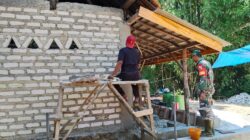 Plester Demi Plester, Babinsa Pragaan Bangun Harapan Keluarga Warga