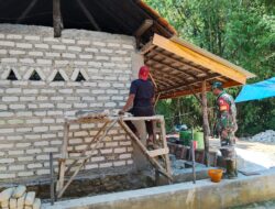 Plester Demi Plester, Babinsa Pragaan Bangun Harapan Keluarga Warga