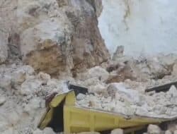 Dum Truk Tertimbun Longsor di Lokasi Tambang Galian C Kaduara Pamekasan