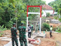 Dandim Sumenep Turun Langsung Awasi Pemasangan Sling Jembatan Garuda