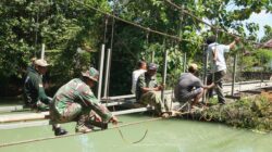 Jembatan Garuda Ambunten Dikebut, TNI dan Warga Rampungkan Pemasangan Pagar