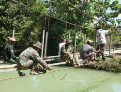 Jembatan Garuda Ambunten Dikebut, TNI dan Warga Rampungkan Pemasangan Pagar